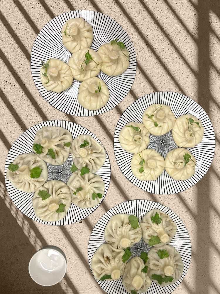 Chinkali podane na talerzach